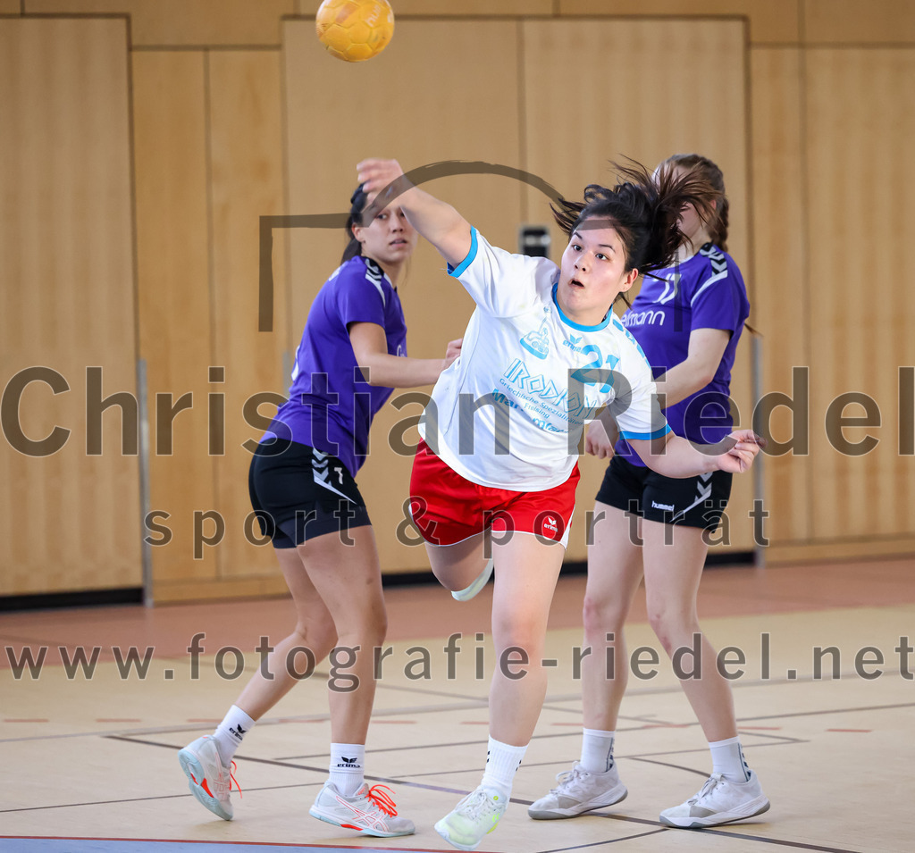 2023-03-18_085_SpVgg_Altenerding_II_gegen_HSG_Freising-Neufahrn_II | Erding, Deutschland, 18.03.2023:
Handball, Bezirksliga Frauen Altbayern 2022 / 2023, 14. Spieltag, SpVgg Altenerding II gegen HSG Freising-Neufahrn II, Endergebnis: 25:27

Michelle Gruber (SpVgg Altenerding, #7), Leonie Kehlenbeck (HSG Freising-Neufahrn, #21), Thea-Sophie Steinbrecher (SpVgg Altenerding, #17)

Foto: Christian Riedel / fotografie-riedel.net