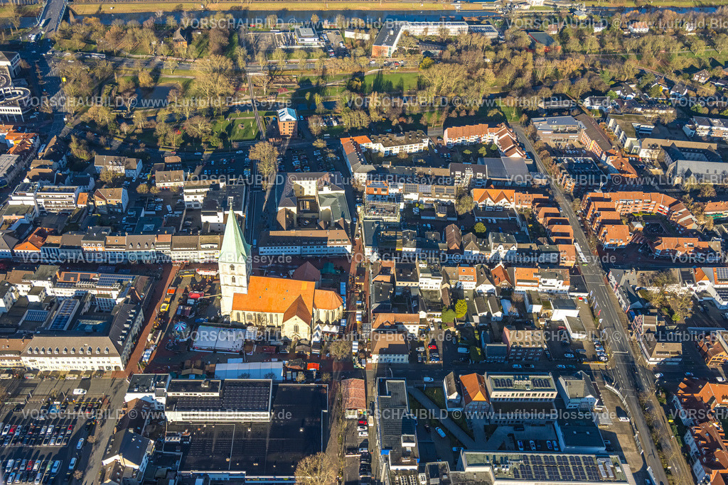 Hamm251202201 | Luftbild, evang. Pauluskirche, City und Marktplatz mit Weihnachtsmarkt und Eisbahn, oben der Nordringpark mit Gymnasium Hammonense und Wassersportzentrum, Mitte, Hamm, Ruhrgebiet, Nordrhein-Westfalen, Deutschland