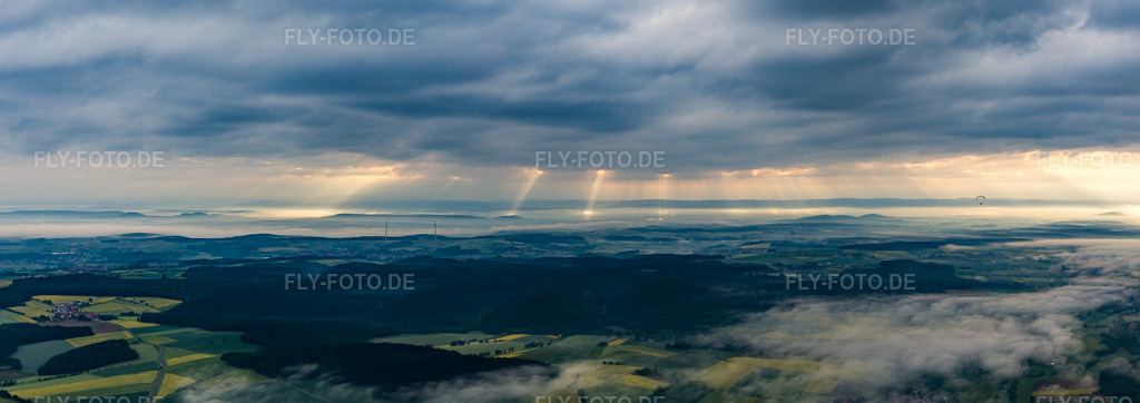 Luftbild: Morgensonne dringt durch die Wolken im Ortsteil Schönbrunn in  Steigerwald in Schönbrunn im Bundesland Bayern in Deutschland. Foto: IMG_099753-Pano.jpg vom 25.05.2017 durch Werner Riehm/FLY-FOTO.de – Auflösung des Originals: 9593 x 3387 px
