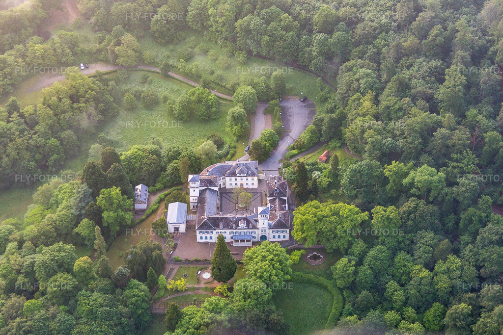 Luftbild: Stiftung Schloss Heiligenberg in Seeheim-Jugenheim im Bundesland Hessen in Deutschland. Foto: IMG_089160.jpg vom 25.05.2016 durch Werner Riehm/FLY-FOTO.de