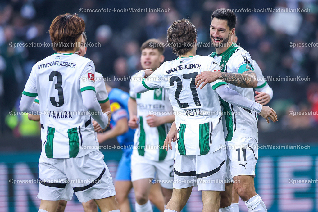 BMG14122401017 | 14.12.2024, Fußball, Borussia Mönchengladbach - Holstein Kiel, 1. Fußball Bundesliga, Borussia-Park, Saison 2024 2025: Torschütze Tim Kleindienst (Mönchengl. #11) trifft Kopfball Tor zum 1:0. Torjubel nach dem Treffer zusammen mit Ko Itakura (Mönchengl. #3) und Rocco Reitz (Mönchengl. #27)DFB regulations prohibit any use of photographs as image sequences and or quasi-video.