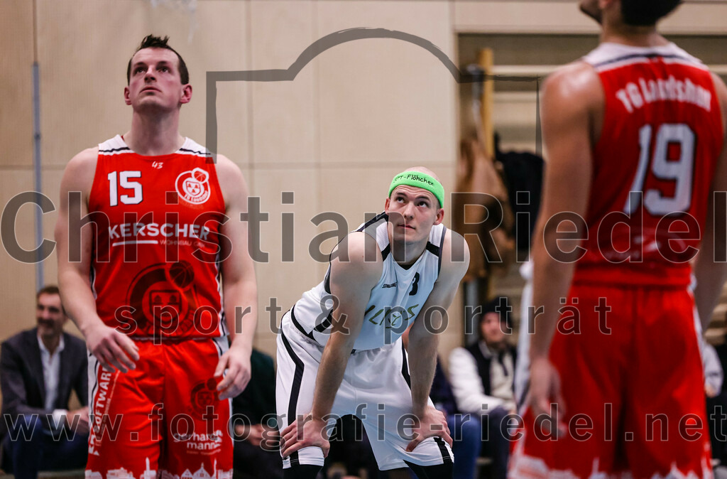 2022-12-03_101_TSV_Vaterstetten_gegen_TG_Landshut | Vaterstetten, Deutschland, 03.12.2022:
Basketball, Bayernliga Herren Südost 2022 / 2023, 7. Spieltag, TSV Vaterstetten gegen TG Landshut, Endergebnis: 71:78

Florian Meingast (TG Landshut, #15), F. Sutur (TSV Vaterstetten, #3)

Foto: Christian Riedel / fotografie-riedel.net
