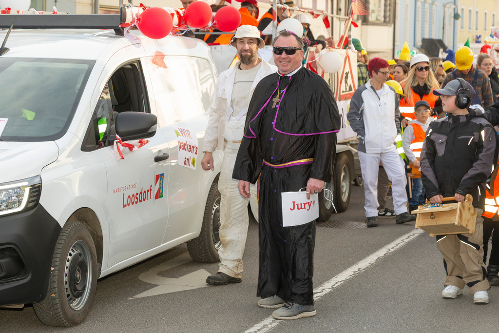 Umzug2025-130_9770 | Fotostrecke: FASCHINGSUMZUG 2025 in Loosdorf. 22 Masken(gruppen)-Teilnehmer: Loosdorfer Vereine, Wirtschaftstreibende, Gemeindeabordnungen sowie Kreditinstitute. rund 700 Besucher entlang der Hauptstrasse. Veranstaltungs-Sicherung durch Mannschaft der FF-Loosdorf mit schwerem Gerät. Maskenprämierung am EKZ-Platz durch Bgm. Thomas Vasku in den Kategorien: Bester Festwagen (Fa. gkonzept-Groissenberger; Beste Personengruppe-ASK-Loosdorf; Beste Einzelperson; Weiteste Anreise-FF Schollach;