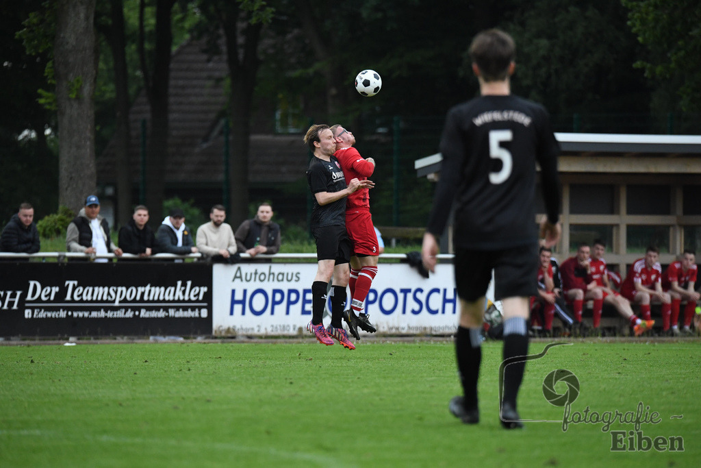 SVE Wiefelstede-TV Metjendorf | Herren Kreisliga; SVE Wiefelstede (schwarz)-TV Metjendorf (rot) am 31.05.2024; in Wiefelstede (Am Breeden), Photo: Philip Eiben 2024 - Realisiert mit Pictrs.com