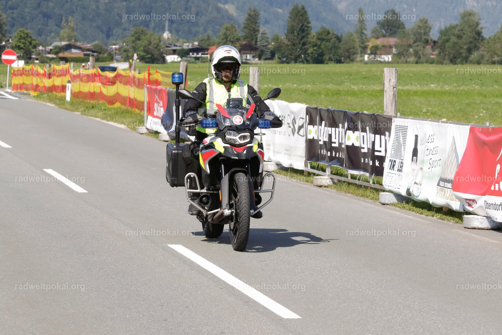 1170_20230817_Bewerb_Maenner_Muehlanger | AUT - OESTERREICH, 2023-08-16: SPORT RENNRAD-FAHREN - 55. INTERNATIONALER RADWELTPOKAL IN ST. JOHANN IN TIROL  - Vintage-Radrennen mit WM-Bronze-Medaillen-Siegerin Christina Schweinberger, den Teilnehmer und Alexander Baumann (vom Orginastions-Team) - TAG 2 BEWERB MAENNER IN SECHS GRUPPEN  ; Foto: Roland Muehlanger