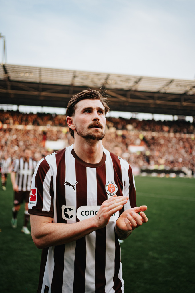 FCS01786 | Der offizielle Shop für FC St. Pauli Fotos. Wähle aus Spielszenen & Fanmomenten dein FCSP Wunschformat. Wir liefern Millerntor-Atmosphäre.