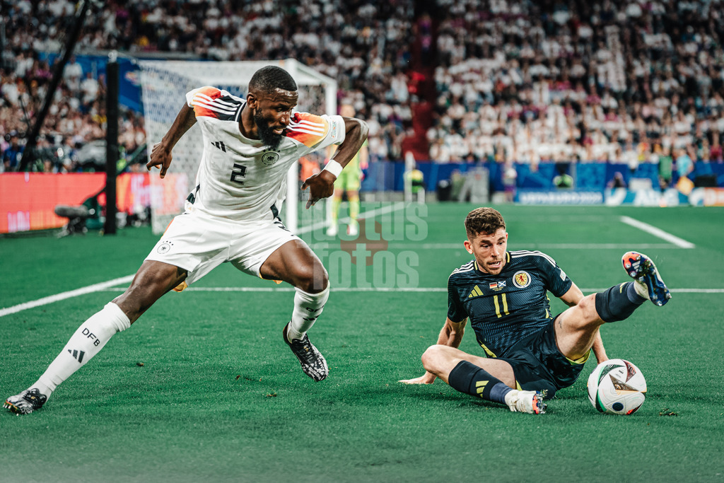 Fußball | Herren | UEFA-Fußball-Europameisterschaft 2024 | MD1 | Gruppe A | Deutschland vs. Schottland | 14.06.2024 | v.l. Antonio Rüdiger (#2, Deutschland) und Ryan Christie (#11, Schottland) kämpfen um den Ball