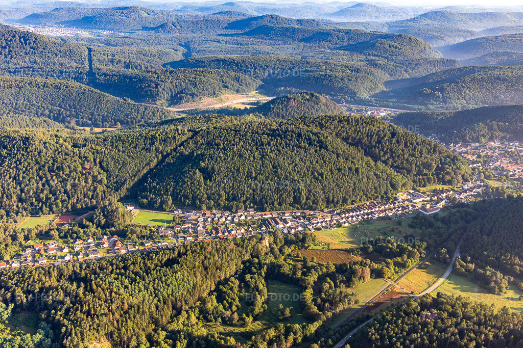 Luftbild: In den Birken in Hinterweidenthal im Bundesland Rheinland-Pfalz in Deutschland. Foto: IMG_143091.jpg vom 06.08.2024 durch Werner Riehm/FLY-FOTO.de