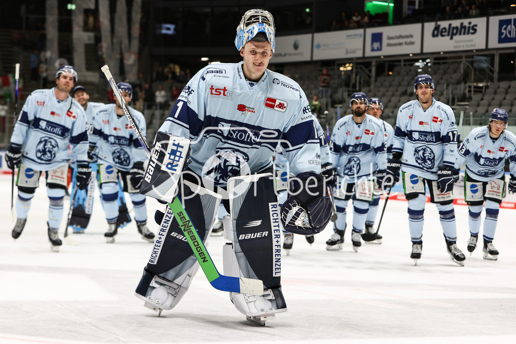 Augsburger Panther - Straubing Tigers | Das Team der Straubing Tigers feiert nach dem Sieg in Augsburg zusammen mit den mitgereisten Fans / Florian BUGL (STR #1)