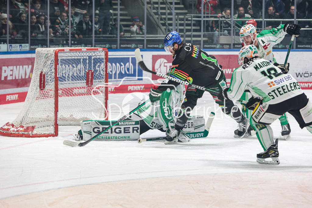 Augsburger Panther - Bietigheim Steelers | Ryan KUFFNER (AEV #17) bringt in dieser Szene den Puck nicht an Cody BRENNER (SCB #51) vorbei