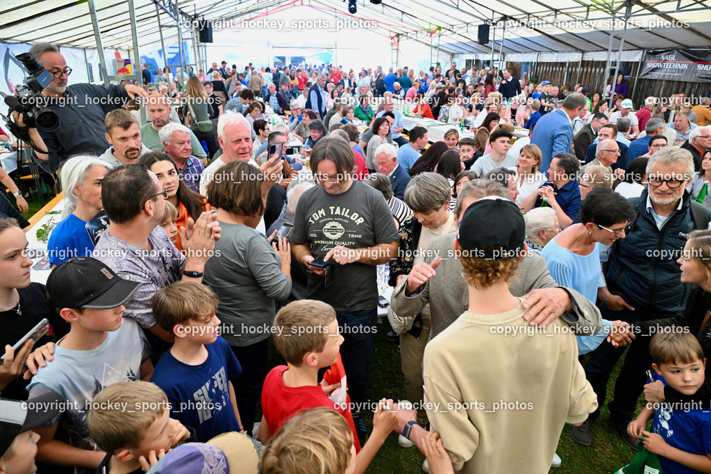 Empfang Daniel Tschofenig | Daniel Tschofenig schreibt Autogramme, Empfang Daniel Tschofenig, Empfang Daniel Tschofenig am 10.05.2025 in Hohenthurn (Mehrzweckhaus Hohenthuurn), Austria, (Photo by Bernd Stefan)