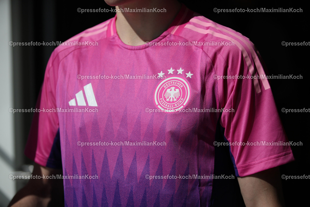 RWE23032402051 | 23.03.2024, Essen, Fußball, Nahaufnahme neues pinkes DFB Trikot Auswärtstrikot 2024
