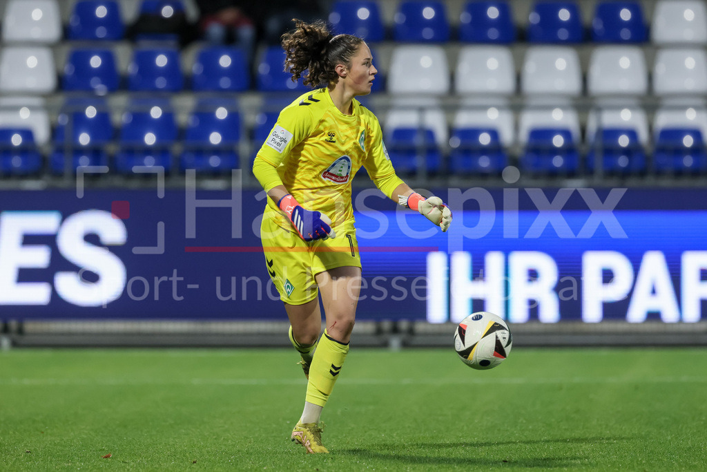 Fussball, Google Pixel Frauen-Bundesliga, TSG 1899 Hoffenheim - SV Werder Bremen | v.li.: Livia Peng (Torhüterin, Torwart, SV Werder Bremen, 1) am Ball, Freisteller, Einzelbild, Ganzkörper, Aktion, Action, Spielszene, DIE DFB-RICHTLINIEN UNTERSAGEN JEGLICHE NUTZUNG VON FOTOS ALS SEQUENZBILDER UND/ODER VIDEOÄHNLICHE FOTOSTRECKEN. DFB REGULATIONS PROHIBIT ANY USE OF PHOTOGRAPHS AS IMAGE SEQUENCES AND/OR QUASI-VIDEO.