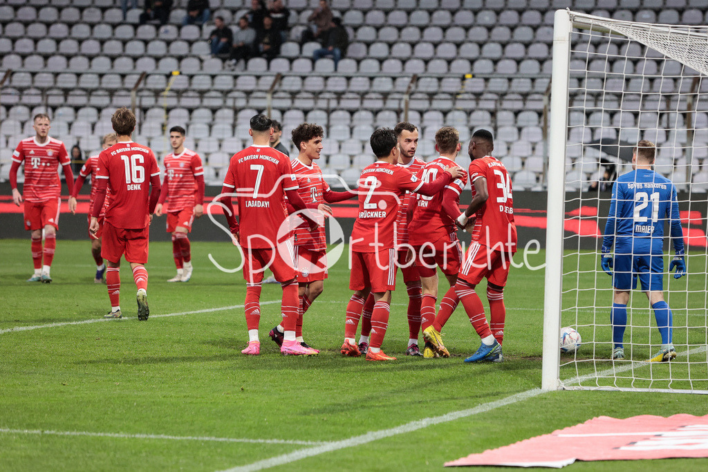 FC Bayern Amateure - SpVgg Hankofen-Hailing | Der FC Bayern jubelt erneut / Diesmal nach dem Treffer zum 4-1 druch Timo Kern (FCB #10) / Torjubel / Tor / Freude