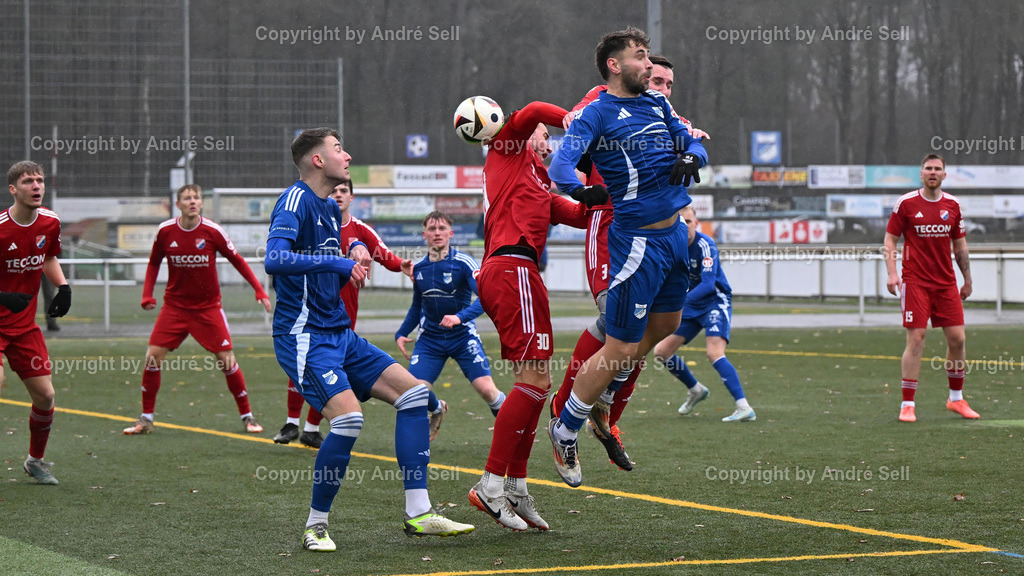 TuS Rotenhof vs SpVg. Eidertal Molfsee | Felix Knuth (Rotenhof #23) &amp; Florian Kuklinski (Rotenhof #9) / Tobias Fölster (Molfsee #30) &amp; Tom Bräsch (Molfsee #3) // Fußball-Oberliga Männer 2024/2025 / TuS Rotenhof vs SpVg. Eidertal Molfsee / Kunstrasenplatz TuS Rotenhof / Rendsburg, Fockbeker Chaussee 241 / 07.12.24 - Realisiert mit Pictrs.com