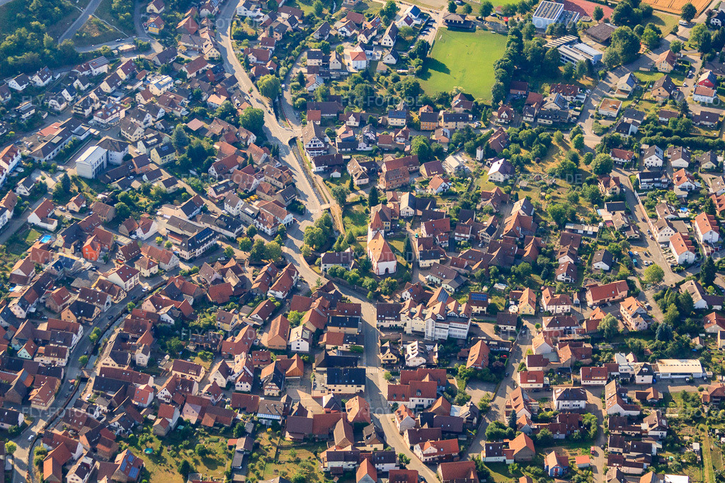 Luftbild: Lindenplatz mit Barbarakirche im Ortsteil Ellmendingen in Keltern im Bundesland Baden-Württemberg in Deutschland. Foto: IMG_69910.jpg vom 06.07.2014 durch Werner Riehm/FLY-FOTO.deAuflösung des Originals: 4752 x 3168 px