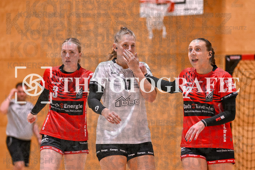 GER, SG Maulburg/Steinen - HSG Dreiland, Frauen-Handball, Oberliga Suedbaden, 3. Spieltag, Saison 2024/2025, 12.10.2024 | Leonie Kiefer (SG Maulburg/Steinen, #03), Jana Darius (HSG Dreiland, #17), Maike Hartmann (SG Maulburg/Steinen, #22)GER, SG Maulburg/Steinen - HSG Dreiland, Frauen-Handball, Oberliga Suedbaden, 3. Spieltag, Saison 2024/2025, 12.10.2024Foto: TH Fotografie/Thomas Hess