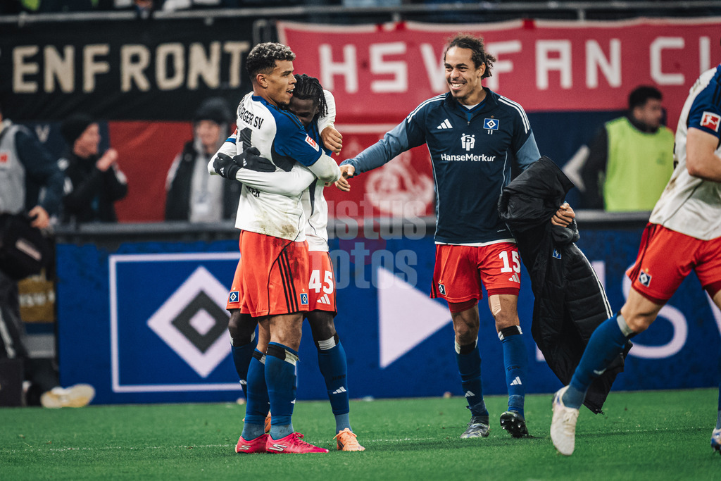 Fußball | Männer | Saison 2025/2026 | 1. Fußball-Bundesliga | 10. Spieltag | Hamburger SV vs. Borussia Dortmund | 08.11.2025 | Torjubel v.l. Ransford-Yeboah Königsdörffer (#11, HSV), Fabio Balde (#45, HSV) und Yussuf Poulsen (#15, HSV)