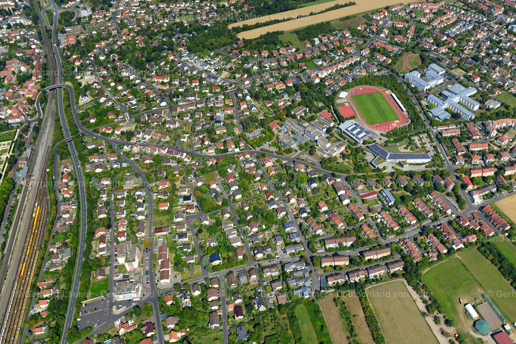 3650020 | GADHEIM 31.08.2016 Wohngebiet - Mischbebauung der Mehr- und Einfamilienhaussiedlung  in Gadheim im Bundesland Bayern, Deutschland // Residential area - mixed development of a multi-family housing estate and single-family housing estate  in Gadheim in the state Bavaria, Germany Foto: Gerhard Launer
