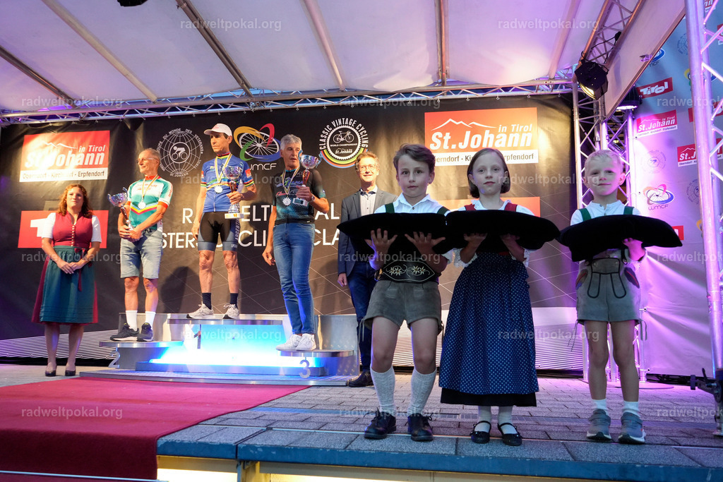 1277_20230817_Bewerb_Maenner_Muehlanger | AUT - OESTERREICH, 2023-08-16: SPORT RENNRAD-FAHREN - 55. INTERNATIONALER RADWELTPOKAL IN ST. JOHANN IN TIROL  - Vintage-Radrennen mit WM-Bronze-Medaillen-Siegerin Christina Schweinberger, den Teilnehmer und Alexander Baumann (vom Orginastions-Team) - TAG 2 BEWERB MAENNER IN SECHS GRUPPEN  ; Foto: Roland Muehlanger