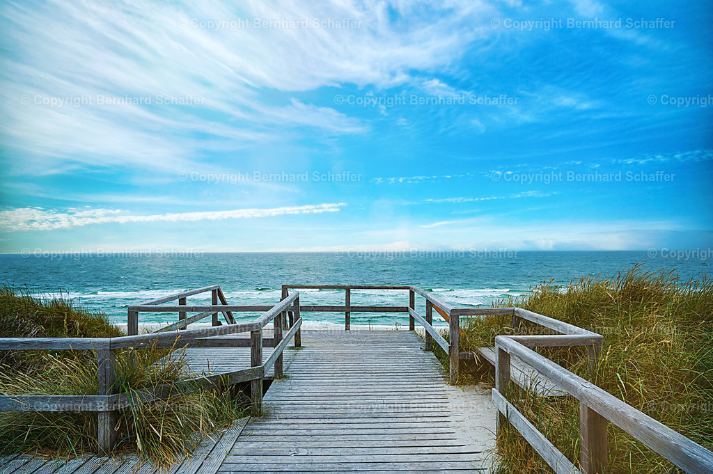 Strandtreppe auf Sylt | Eine Plattform aus Holz in Sylt mit einer Treppe zum Strand der Nordsee. - Realisiert mit Pictrs.com