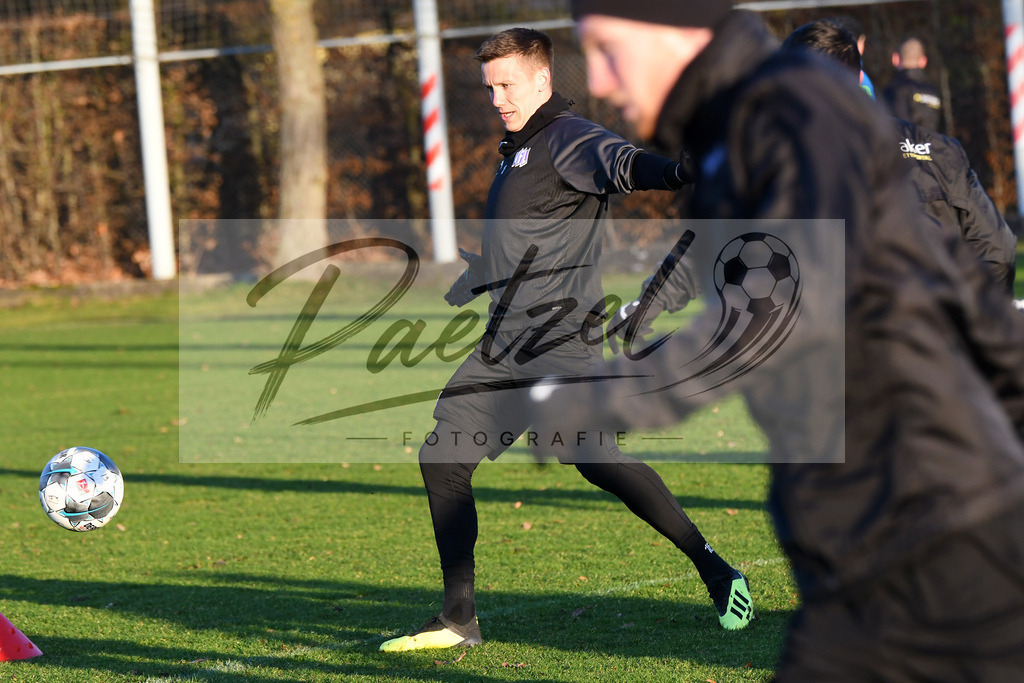 20200121_TRAOSN_0048 | Fußball, Herren: Thomas Konrad (VfL Osnabrück) in Aktion, am Ball, Einzelaktion beim Training des VfL Osnabrück am 21.01.2020 im Sportpark Illoshöhe in Osnabrück, Deutschland.(Foto von Nico Paetzel) - Realisiert mit Pictrs.com