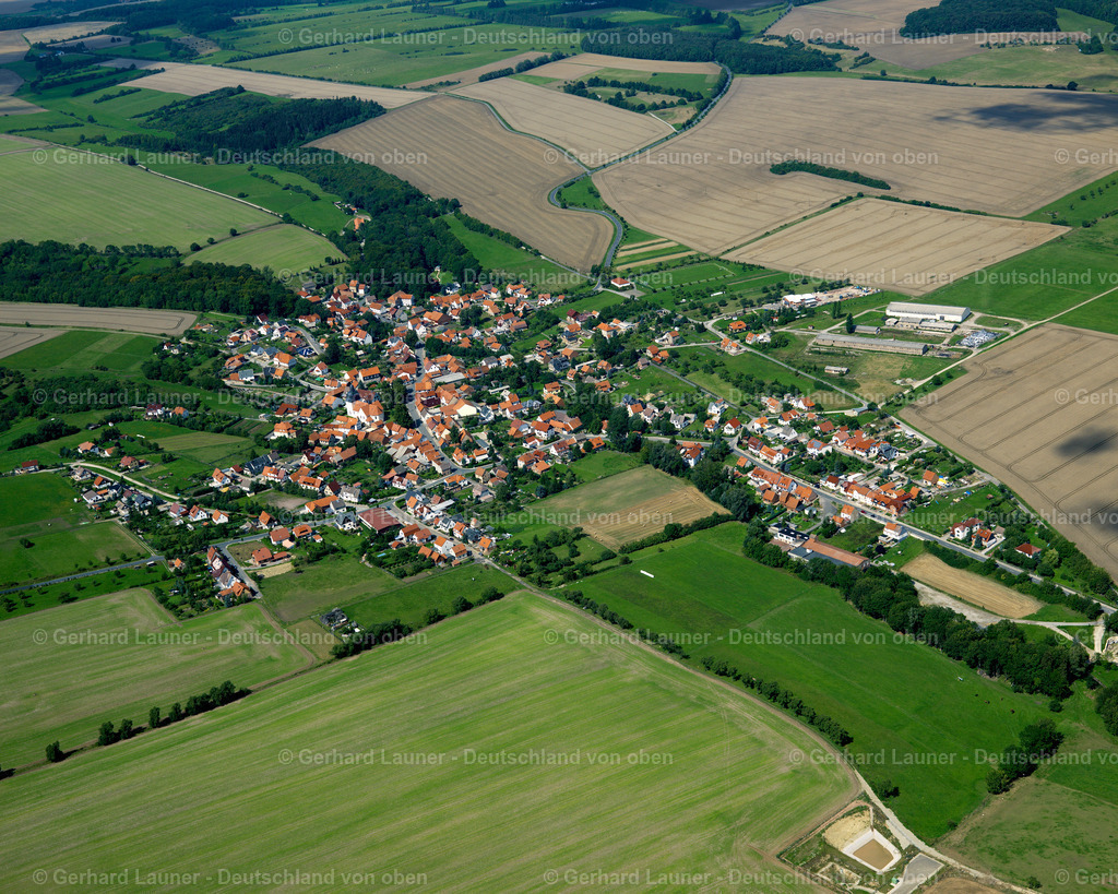 2638700 | KEFFERHAUSEN 23.08.2006 Landwirtschaftliche Nutzflächen und Feldgrenzen  umsäumen das Siedlungsgebiet des Dorfes in Kefferhausen im Bundesland Thüringen, Deutschland // Agricultural land and field boundaries surround the settlement area of the village  in Kefferhausen in the state Thuringia, Germany Foto: Gerhard Launer