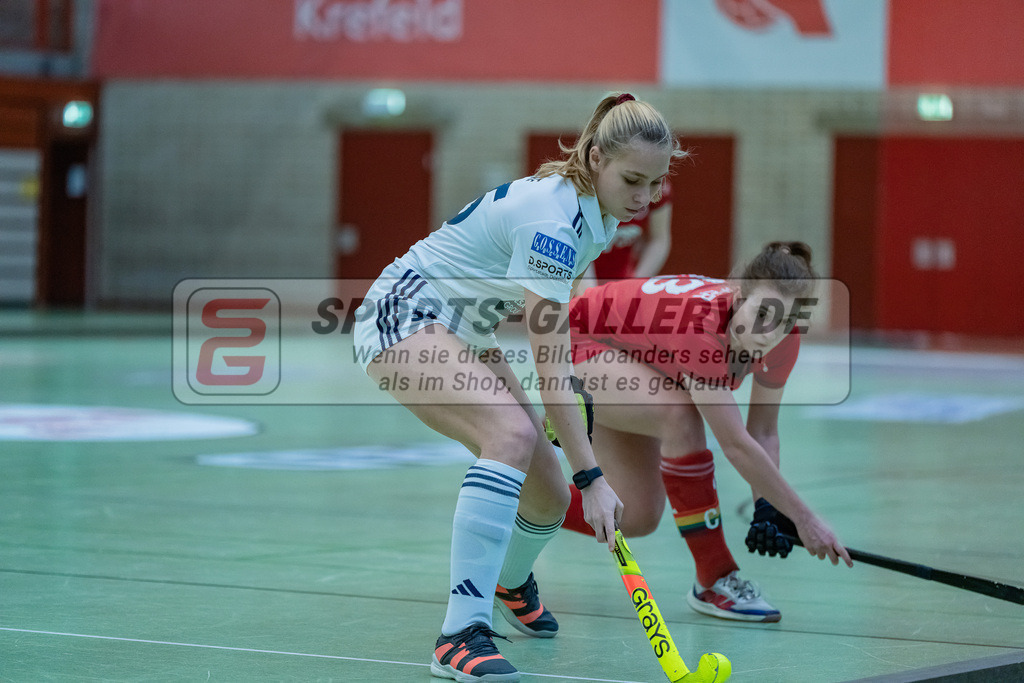 HK_20231217_107684 | 1. Bundesliga Damen Crefelder HC - Düsseldorfer HC  am 17.12.2023 Sporthalle Glockenspitz, Krefeld , Laetitia Graf ( Düsseldorfer HC #55 ) , Jule Hufer ( Crefelder HTC #13 )