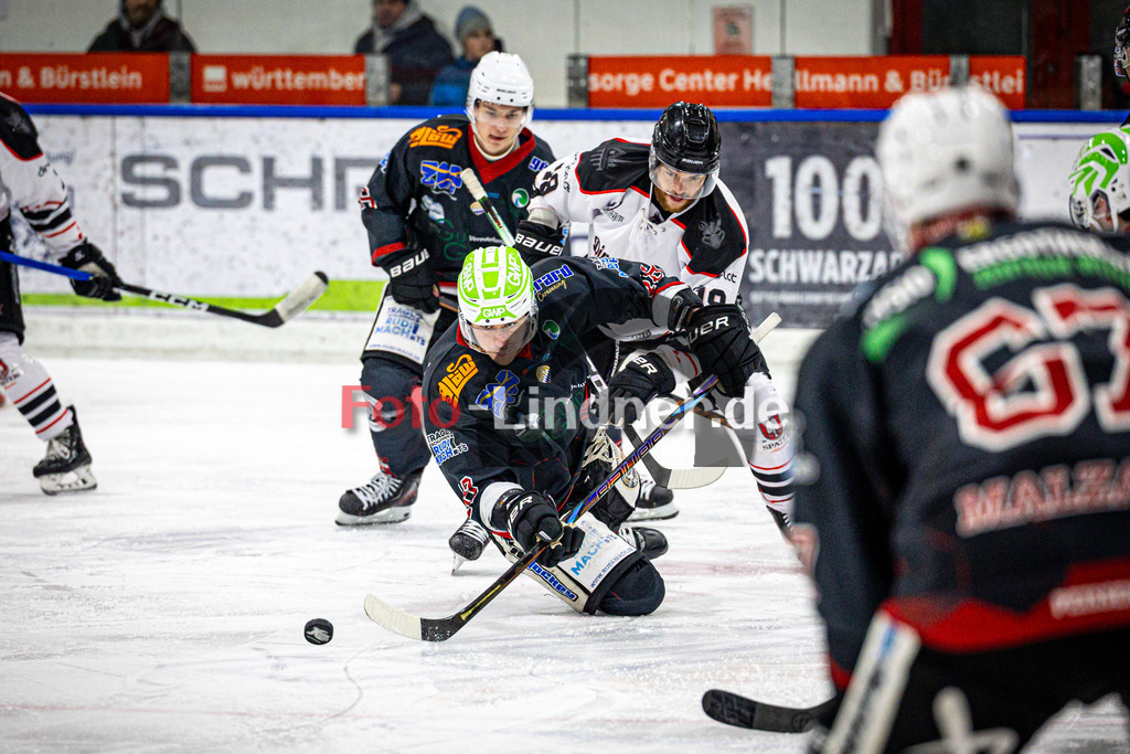 Peißenberg MINERS gegen EV Dingolfing ISAR RATS | Eishockey Bayernliga 2025/26 Vorrunde 28. Spieltag, Peißenberg MINERS gegen EV Dingolfing ISAR RATS, 20260118,Zweikampf,2026-01-18 in Peißenberg (flatbuy Arena Peißenberg), Weiland PARRISH (MINERS 13), Blake LUSCOMBE (Dingolfing 19)Copyright: WolfgangxLindner www.foto-lindner.de