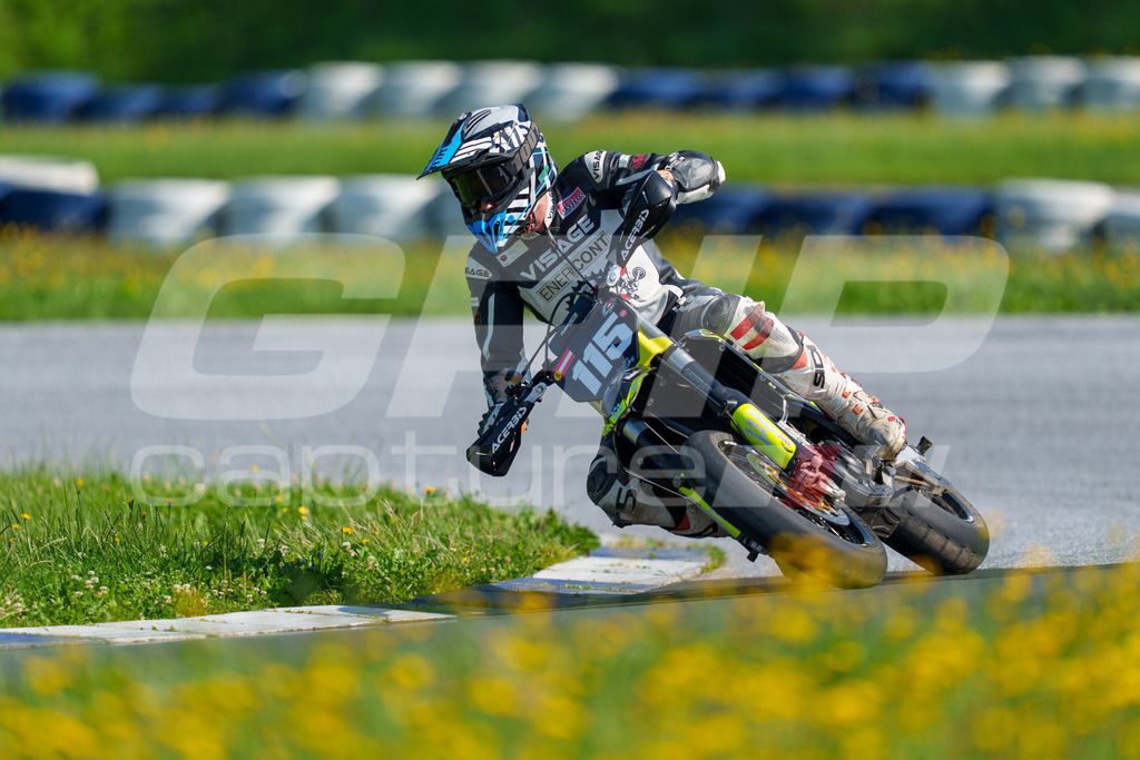 SuperMoto_Staatsmeisterschaft_Greinbach_133 | GRIPcapture steht für authentische Sportfotografie in Österreich – für Momente, die mehr sind als Geschwindigkeit oder Ergebnis. Es geht um Emotion, Spannung, Fokus und den Augenblick, der oft nur einen Wimpernschlag dauert.Ob Motorsport, Teamsport oder 