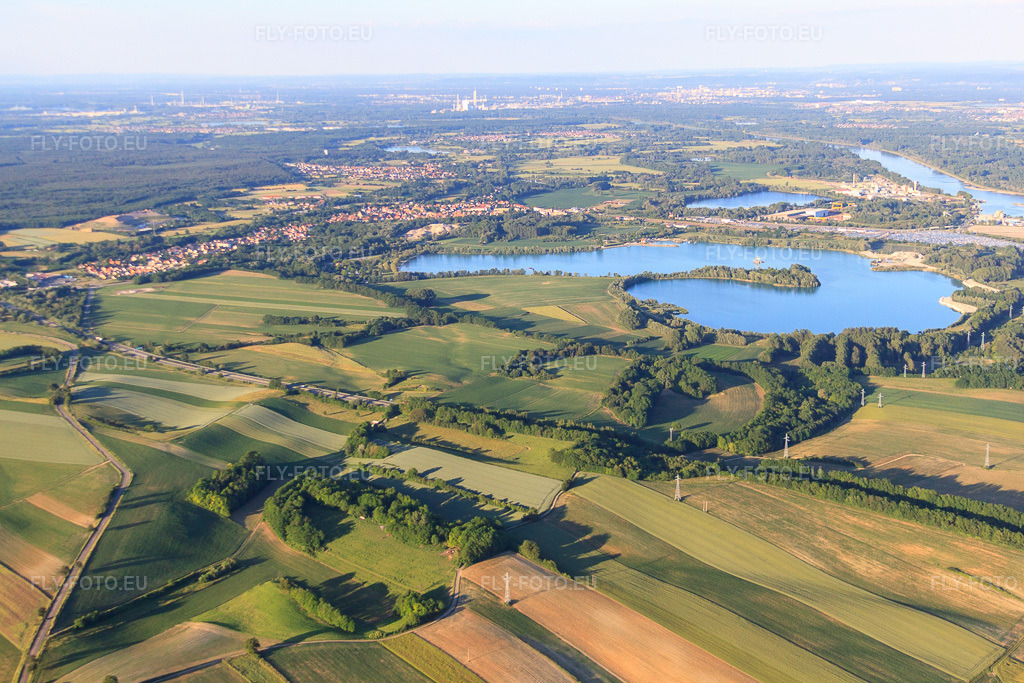 Vue aérienne: Gravière Bassin des Mouettes du sud-ouest à Neewiller-près-Lauterbourg dans le département Bas Rhin, France.Photo: IMG_66679.jpg prise le 05/06/2014 par Werner Riehm/FLY-FOTO.euRésolution de l'original: 4752 x 3168 px