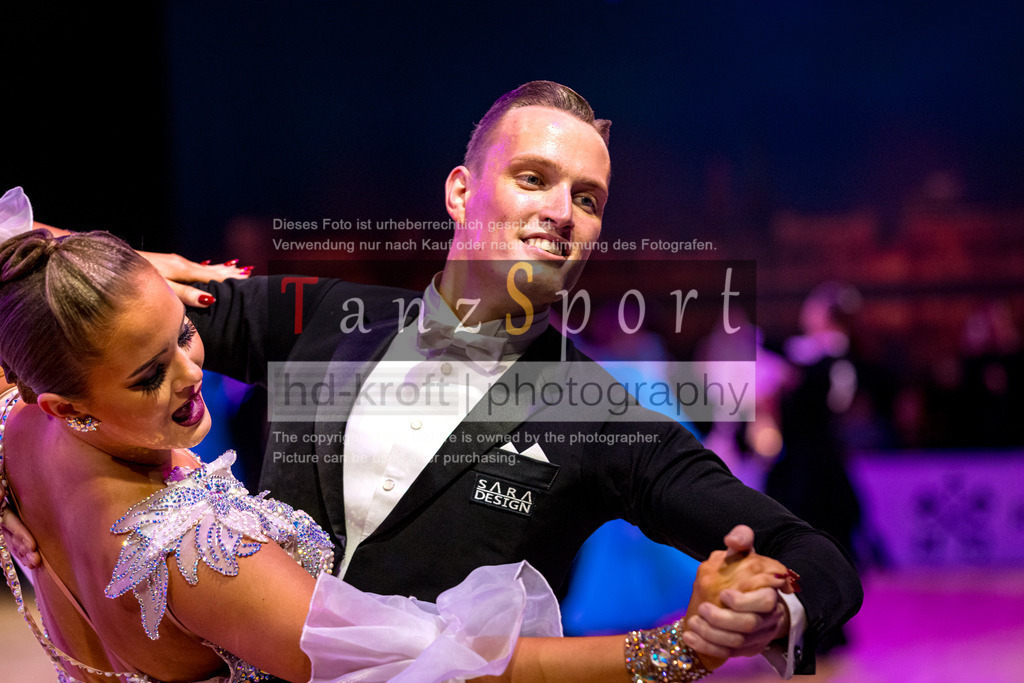 20251212_WDSF_World_Ch_Cup_RS-Std_0784-2 | Tanzsportbilder, Standardtanz, Lateintanz, WDSF, DTV, LTVB, dancecomp, goc, hessen tanzt, blaues band der spree, walzer, tango, wiener walzer, slowfox, quickstepp, samba, rumba, cha-cha-cha, paso doble. jive, hd-kroft photography, turniertanzsport