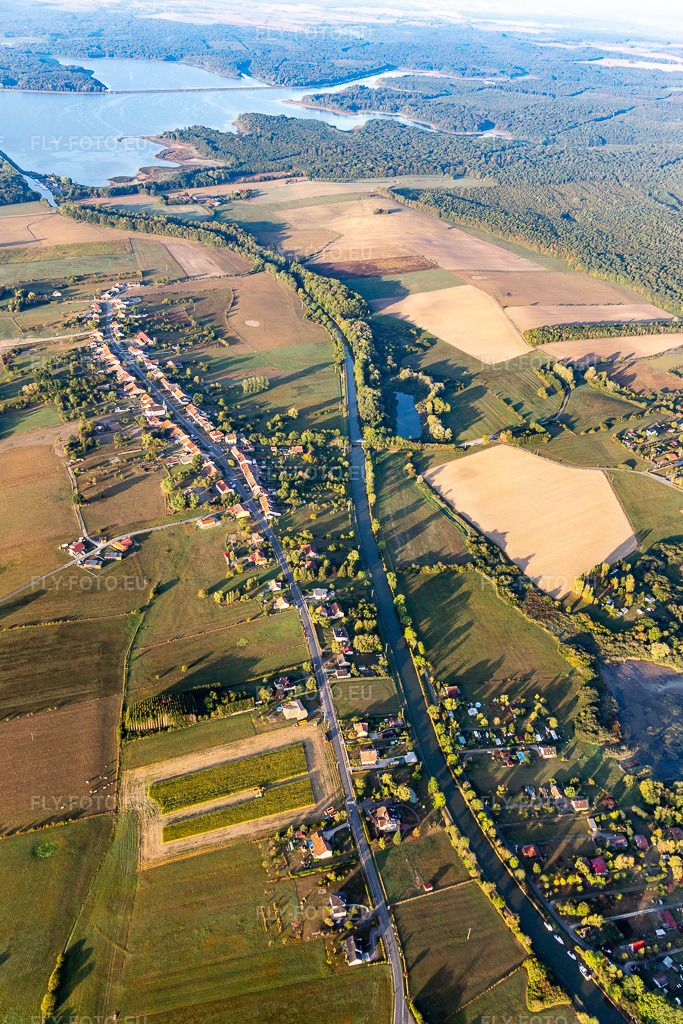 Vue aérienne: Tracé du canal et berges du canal de liaison Canal des Houlières de la Sarre à Diane-Capelle dans le département Moselle, France. Photo: IMG_117832.jpg prise le 14/09/2019 par Werner Riehm/FLY-FOTO.euRésolution de l'original: 3359 x 5038 px