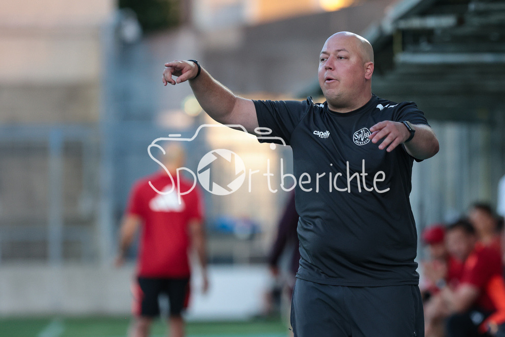 FC Bayern Amateure - SpVgg Bayreuth | Bayreuth Trainer Lukas KLING in Aktion / Freisteller / Einzelfoto
