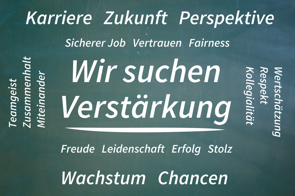 WIR SUCHEN VERSTÄRKUNG | (Hinzugefügter) Text WIR SUCHEN VERSTÄRKUNG, umgeben von positiven Begriffen wie Karriere, Zukunft, Teamgeist, Vertrauen, Wertschätzung, Wachstum und Chancen auf einer Tafel - Realisiert mit Pictrs.com
