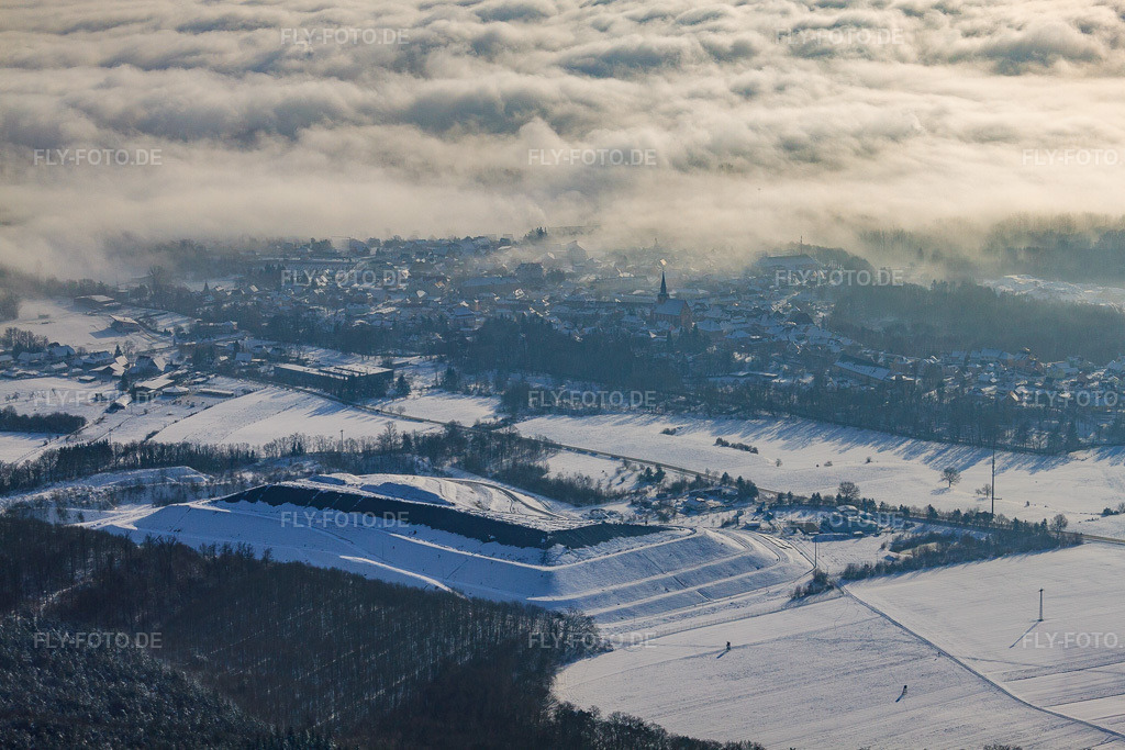 Luftbild: Kreismülldeponie bei Schnee im Winter in Berg im Bundesland Rheinland-Pfalz in Deutschland. Foto: IMG_36134.jpg vom 02.01.2011 durch Werner Riehm/FLY-FOTO.de