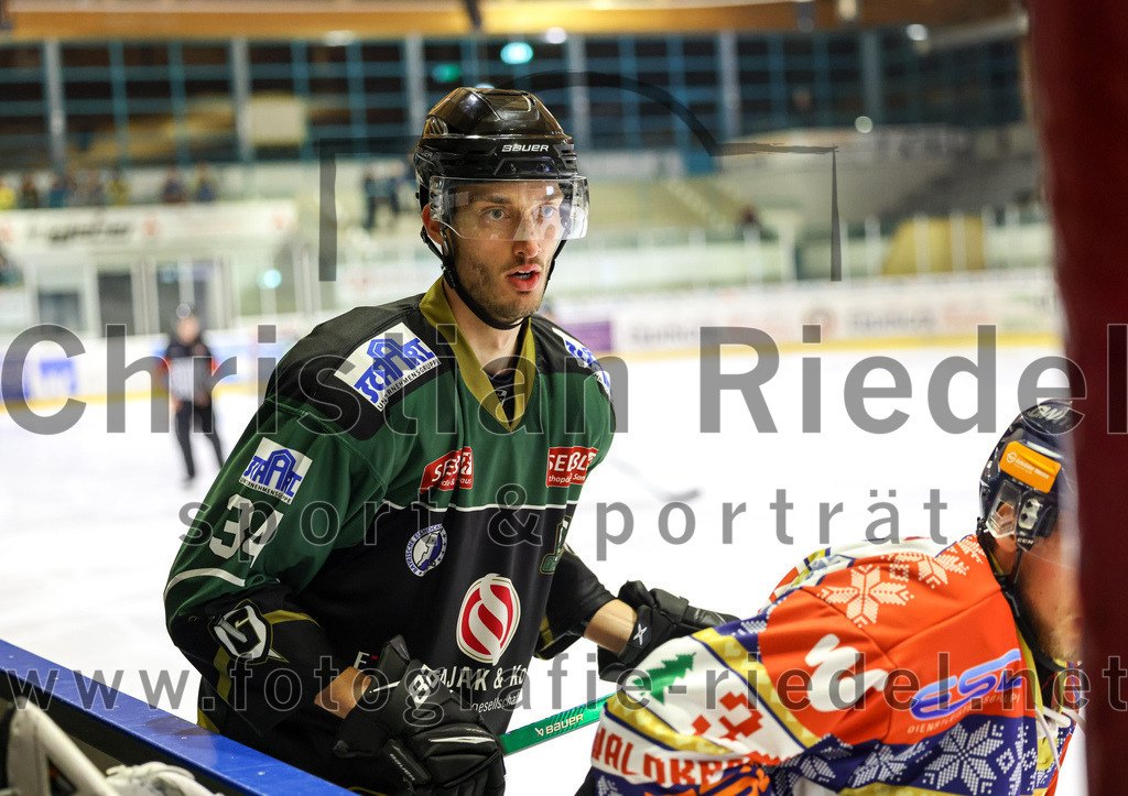 2022-12-09_098_TSV_Erding_gegen_EHC_Waldkraiburg | Erding, Deutschland, 09.12.2022:
Eishockey, Bayernliga 2022 / 2023, 19. Spieltag, TSV Erding gegen EHC Waldkraiburg, Endergebnis: 9:2

Bastian Cramer (Erding Gladiators, #34)

Foto: Christian Riedel / fotografie-riedel.net
