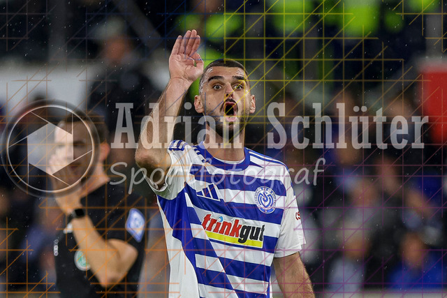 MSV Duisburg vs Rot-Weiss Essen - 3. Liga | Duisburg, Deutschland, 26.10.25:   Rasim Bulic (MSV Duisburg) gestikuliert, Gestik waehrend des Spiels der 3. Liga MSV Duisburg vs Rot-Weiss Essen in der schauinsland-reisen-arena(Foto von Brauer-Fotoagentur / Adrian Schlueter)