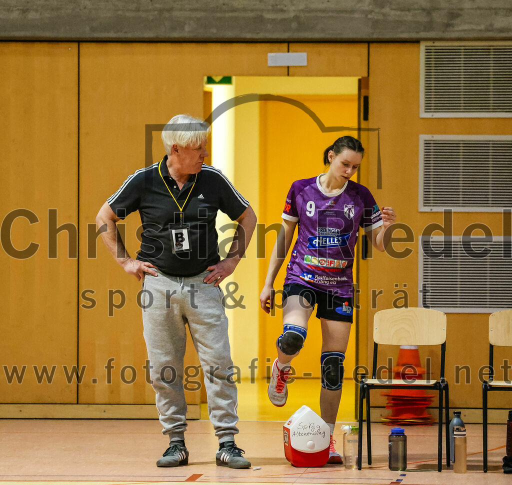 2024-02-10_059_SpVgg_Altenerding_gegen_SVA_Palzing | Erding, Deutschland, 10.02.2024:
Handball, Bezirksoberliga Frauen Altbayern 2023 / 2024, 14. Spieltag, SpVgg Altenerding gegen SVA Palzing, Endergebnis: 27:28

Trainer Lutz Augner (SpVgg Altenerding), Julia Kranich (SpVgg Altenerding, #9)

Foto: Christian Riedel / fotografie-riedel.net