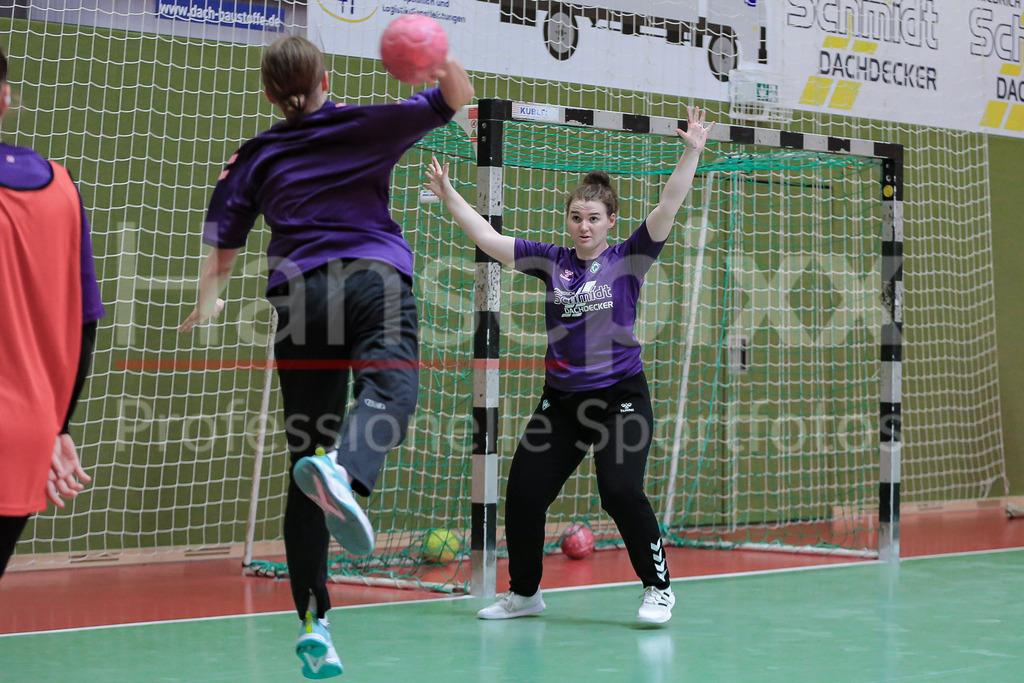Handball, 2. Bundesliga Frauen, Training SV Werder Bremen | v.li.: Leonie Schumacher (Torhüterin, Torwart, SV Werder Bremen, 12) bei einer Abwehr, Abwehrversuch