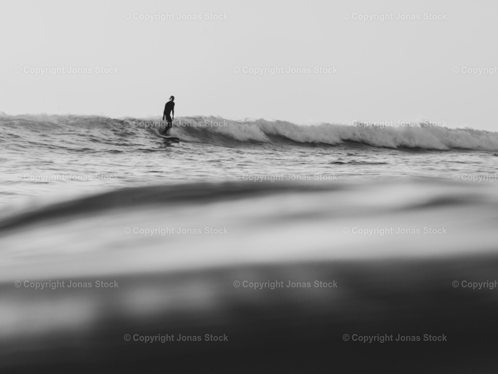 Chill Session | Watershot of my friend surfing in Portugal.  - Realisiert mit Pictrs.com