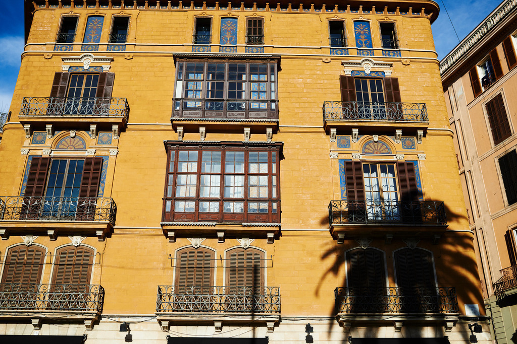 Wohnhaus in der Stadt | Palma de Mallorca, Spanien - December 27, 2013: Wohnhaus in der Stadt. - Realisiert mit Pictrs.com