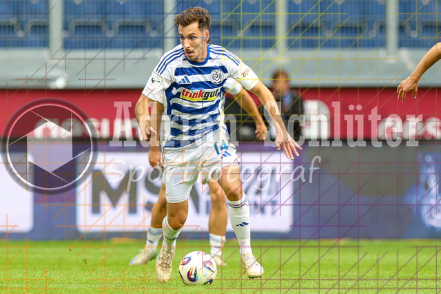 MSV Duisburg vs VfB Stuttgart II - 3. Liga | Duisburg, Deutschland, 02.08.25:   Conor Noß (MSV Duisburg) in Aktion am Ball, Einzelaktion waehrend des Spiels der 3. Liga MSV Duisburg vs VfB Stuttgart II in der schauinsland-reisen-arena(Foto von Brauer-Fotoagentur / Adrian Schlueter)