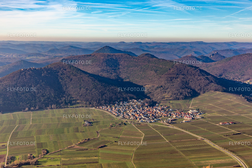 Weinort am Haardtrand von Osten | Luftbild: Weinort am Haardtrand von Osten in Eschbach im Bundesland Rheinland-Pfalz in Deutschland. Foto: IMG_145046.jpg vom 27.12.2024 durch ©2025 Werner Riehm fly-foto.de/copyright - Realisiert mit Pictrs.com