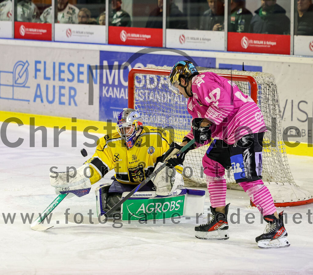 2025-10-28_111_TSV_Erding_gegen_Toelzer_Loewen | Erding, Deutschland, 28.10.2025:Eishockey, Oberliga Süd 2025 / 2026, 13. Spieltag, TSV Erding gegen Tölzer Löwen, Endergebnis: 2:5Torwart Matthias Bittner (Tölzer Löwen, #32), Marco Pfleger (Erding Gladiators, #47)Foto: Christian Riedel / fotografie-riedel.net