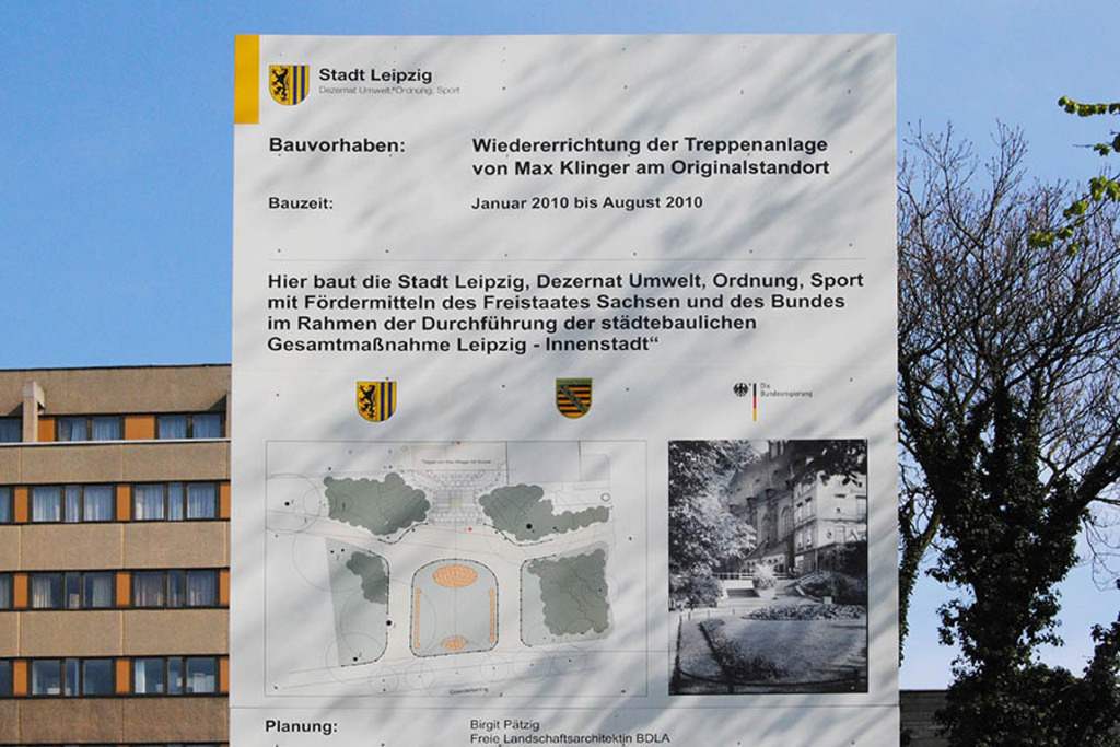 Foto: Leipzig - Richard Wagner Denkmal - Treppenanlage von Max Klinger Informationstafel 2010 | Das Team hinter BILDLEXIKON LEIPZIG bündelt historische wie aktuelle Informationen über die Stadt Leipzig in Text und Bild auf einer Plattform und stellt diese der interessierten Öffentlichkeit zur Verfügung.