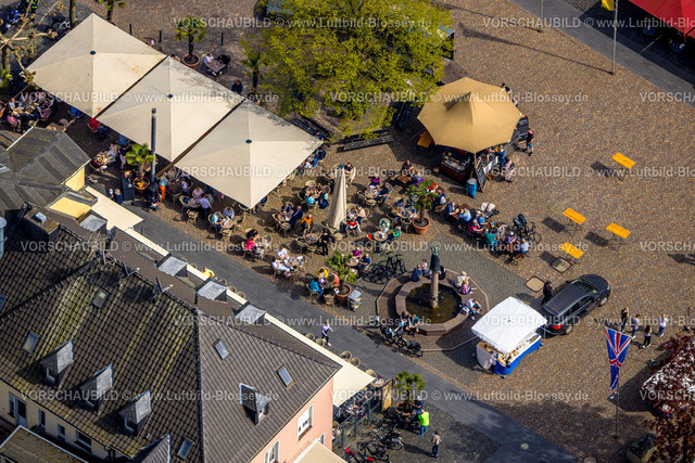 Xanten240402366 | Luftbild, Altstadt Marktplatz mit Außengastronomie, Besucher an Cafétischen in der Sonne und mit Sonnenschirmen, Heiliger Norbert Norbertbrunnen auf dem Marktplatz, Xanten, Niederrhein, Nordrhein-Westfalen, Deutschland