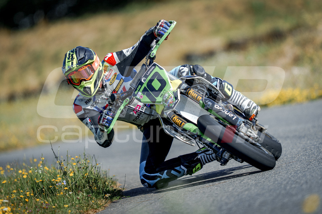 SuperMoto_Staatsmeisterschaft_Fuglau-228 | GRIPcapture steht für authentische Sportfotografie in Österreich – für Momente, die mehr sind als Geschwindigkeit oder Ergebnis. Es geht um Emotion, Spannung, Fokus und den Augenblick, der oft nur einen Wimpernschlag dauert.Ob Motorsport, Teamsport oder 