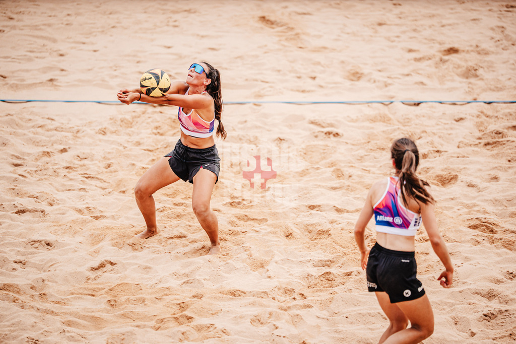 Beachvolleyball | Frauen | Allianz German Beach Tour 2025 | Tourstop München | 03.07.2025 | Theresa Müller spielt den Ball