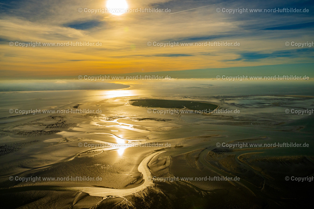 Mellum_Sonnenuntergang_ELS_9764160823 | BUTJADINGEN 16.08.2023 Küsten- Landschaft mit Salzwiesen im Sonnenuntergang auf der Insel Mellum in Butjadingen im Bundesland Niedersachsen, Deutschland. Weiterführende Informationen bei: Wangerland Touristik GmbH. // Coastal landscape with salt marshes on the island of Mellum in Butjadingen in the state Lower Saxony, Germany. Further information at: Wangerland Touristik GmbH. Foto: Martin Elsen